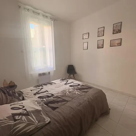 Appartement Lestanot De - De 65m2 Avec 2 En Rdc Et Un Jardin De 45m2 - A Proximité De Parkings Gratuits Et Commerces Balaruc-les-Bains